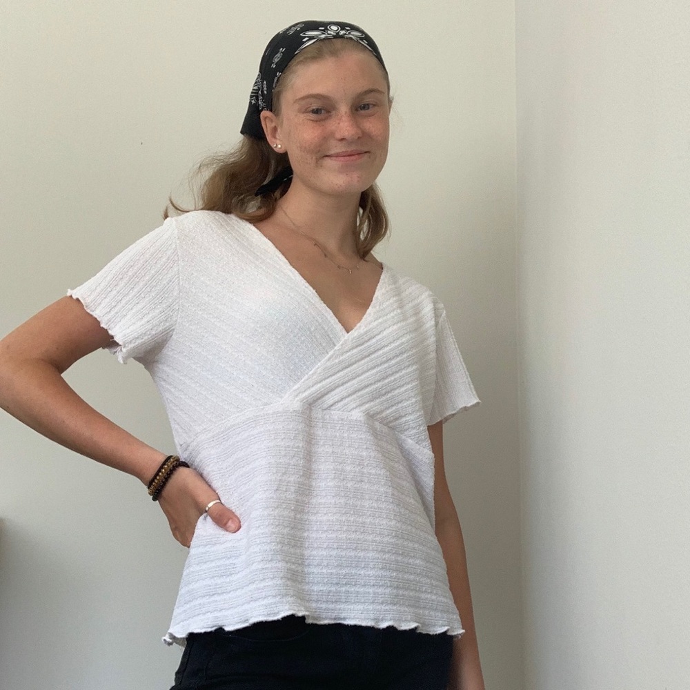 small white V-neck cropped short sleeve